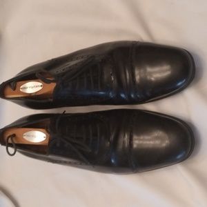 Gucci men's lace up dress shoes. Black.